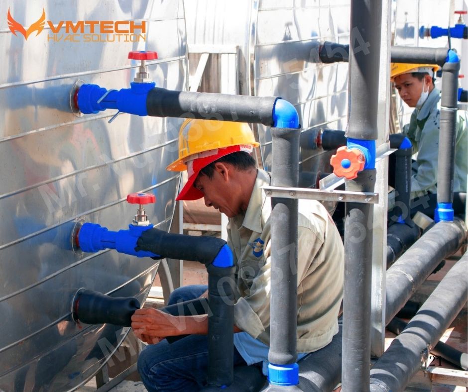HÌNH 1: HÌNH ẢNH ĐANG THI CÔNG HỆ THỐNG BƠM NHIỆT CỦA VMTECH