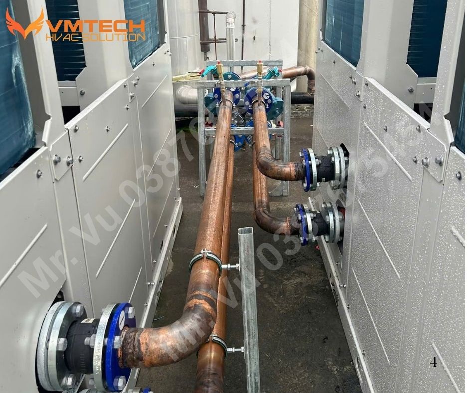 HÌNH 1: HÌNH ẢNH ĐANG THI CÔNG HỆ THỐNG CHILLER CỦA VMTECH