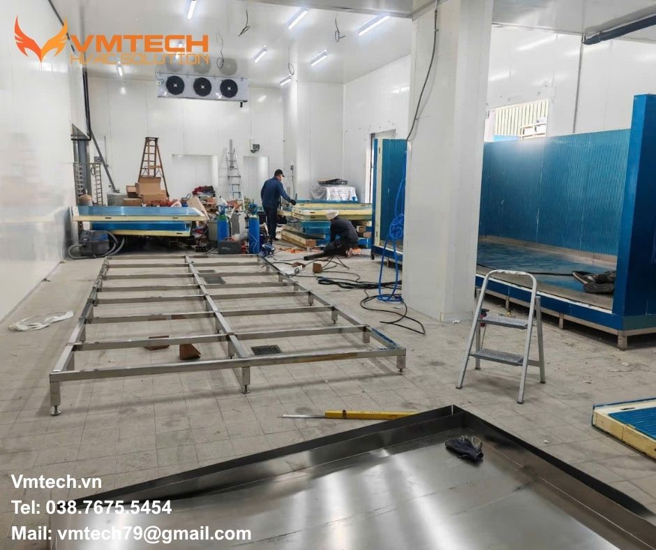 HÌNH 3: CÔNG VIỆC LẮP ĐẶT KHO LẠNH, KHO ĐÔNG CẢU CÔNG TY VMTECH